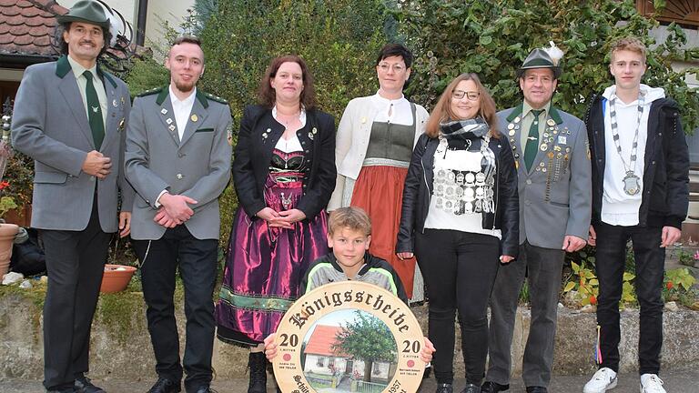 Preis- und Königsschießen beim SV Wallmersbach: Das Bild zeigt (von links) Bernhard Haager (Coronascheibe), Adrian Thürauf (Wallmersbacher Pokal und Vereinsmeister), Dagmar Klingler, Markus Henninger, Bianca Schmidt, Schützenkönigin Nadine Gröschel, Jürgen Gröschel (Strenzelpokal) und Julian Reuter Jugendkönig und Jugendvereinsmeister).