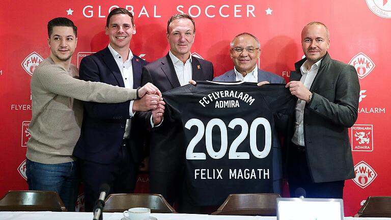 Da gab es noch große Pläne: Ex-Admira-Manager und -Kickers-Spieler Amir Shapourzadeh (links), die Admira-Verantwortlichen Thomas Drabek und Philip Thonhauser, Felix Magath sowie Flyeralarm-Chef Thorsten Fischer bei der Vorstellung des Flyeralarm-Global-Soccer-Projekts in Wien im Januar 2020. Da gab es noch große Pläne: Ex-Admira-Manager und -Kickers-Spieler Amir Shapourzadeh (links), die Admira-Verantwortlichen Thomas Drabek und Philip Thonhauser, Felix Magath sowie Flyeralarm-Chef Thorsten Fischer bei der Vorstellung des Flyeralarm-Global-Soccer-Projekts in Wien im Januar 2020.