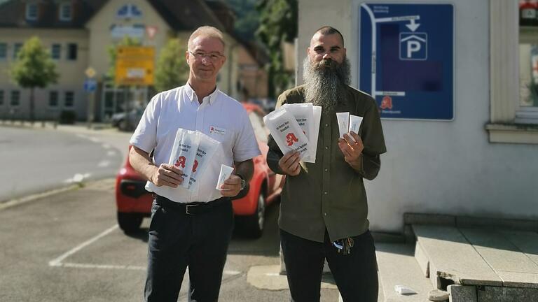Infos zum Thema Schutz vor Hitze und Sonne: Stephan Schmitt, regionaler Ansprechpartner des Bayerischen Apothekerverbands, und Benjamin Herrmann, Geschäftsstelle Gesundheitsregionplus mit den „Sonnenschutz-Goody-Bags“. Infos zum Thema Schutz vor Hitze und Sonne: Stephan Schmitt, regionaler Ansprechpartner des Bayerischen Apothekerverbands, und Benjamin Herrmann, Geschäftsstelle Gesundheitsregionplus mit den „Sonnenschutz-Goody-Bags“.