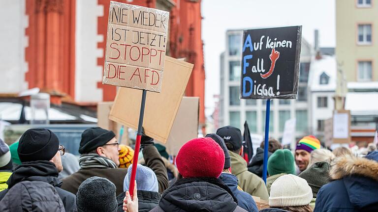 Rund 3000 Menschen nahmen am Samstag bei der Mahnwache von 'Omas gegen Rechts' in Würzburg teil. Nun sind die ersten Demokratie-Demos in Kitzingen geplant. Rund 3000 Menschen nahmen am Samstag bei der Mahnwache von 'Omas gegen Rechts' in Würzburg teil. Nun sind die ersten Demokratie-Demos in Kitzingen geplant.