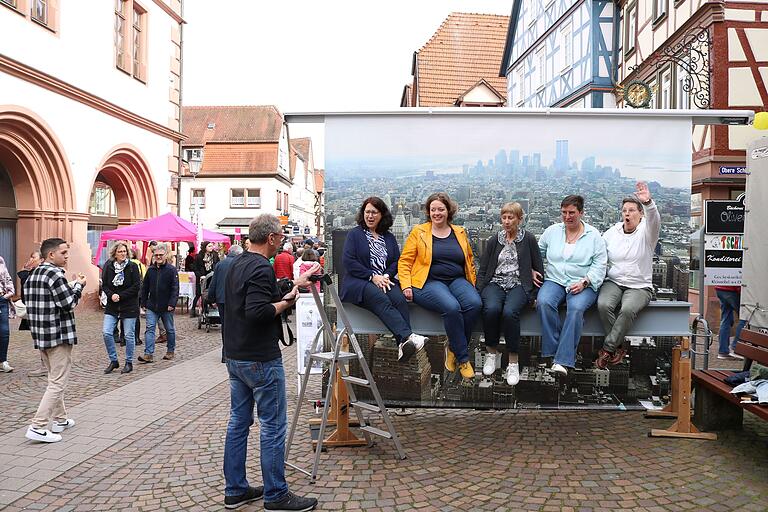 Großen Anklang fand das Angebot eines Fotografen, sich vor einer Schaukulisse ablichten zu lassen. Großen Anklang fand das Angebot eines Fotografen, sich vor einer Schaukulisse ablichten zu lassen.