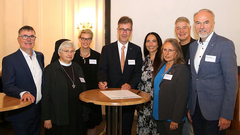 Das Stiftungsnetzwerk Würzburg mit Oberbürgermeister Christian Schuchardt (Mitte) und Sozial- und Stiftungsreferentin Hülya Düber (rechts daneben) beim Gründungstag am 19. September 2023 (Archivfoto).
