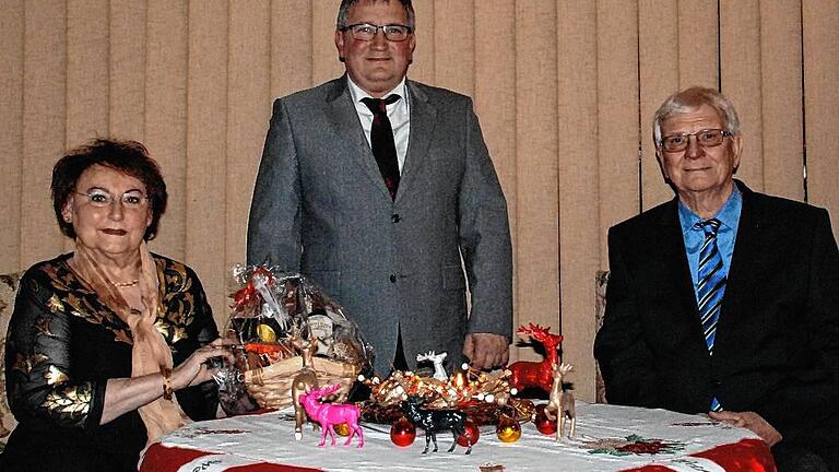 Zur goldenen Hochzeit überbrachte Zweiter Bürgermeister Theo Dittmaier (Mitte) dem Jubelpaar Heidemarie und Manfred Neumann die Glückwünsche der Stadt Karlstadt. Zur goldenen Hochzeit überbrachte Zweiter Bürgermeister Theo Dittmaier (Mitte) dem Jubelpaar Heidemarie und Manfred Neumann die Glückwünsche der Stadt Karlstadt.