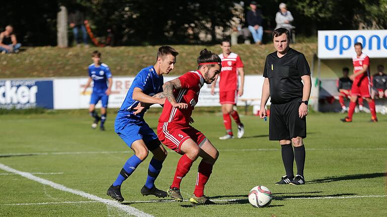 Haßfurts Rico Geiling (rechts) schirmt den Ball vor dem Sennfelder Julian Kabino ab. Am Ende hatte Sennfeld mit 0:5 klar das Nachsehen. Haßfurts Rico Geiling (rechts) schirmt den Ball vor dem Sennfelder Julian Kabino ab. Am Ende hatte Sennfeld mit 0:5 klar das Nachsehen.