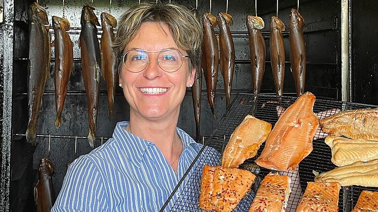 Michaela Gerstner-Scheller mit frisch geräuchertem Fisch. Jeden Freitag gibt&#39;s im Laden in Obervolkach diese Spezialität zu kaufen.