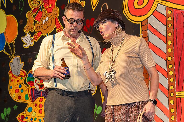 Die Paraderolle von Silke und Christian Reckentin als älteres Ehepaar. Die Paraderolle von Silke und Christian Reckentin als älteres Ehepaar.