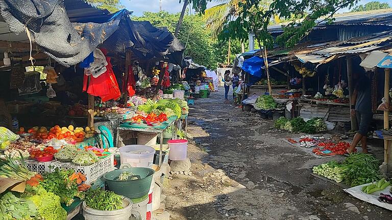 Gewöhnungsbedürftiges Ambiente, großartiges Angebot: Ein Markt in der Stadt Baucau in Osttimor. Gewöhnungsbedürftiges Ambiente, großartiges Angebot: Ein Markt in der Stadt Baucau in Osttimor.