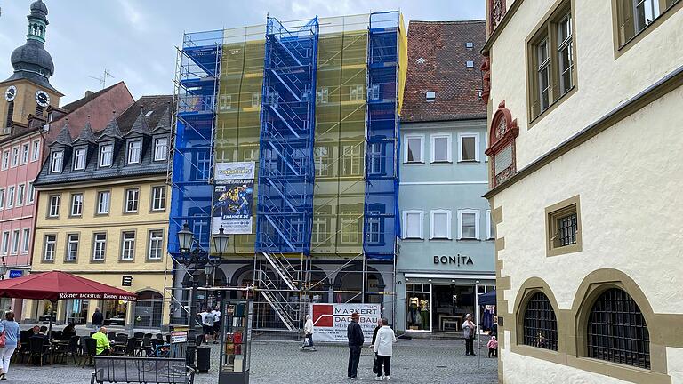 In Sichtweite des Rathauses hatte Immobilienunternehmer Georg Wittmann Dachgauben auf sein Gebäude in der Marktstraße 21 bauen lassen, die aus Sicht der Stadtverwaltung unzulässig waren. Nun werden sie zurückgebaut. In Sichtweite des Rathauses hatte Immobilienunternehmer Georg Wittmann Dachgauben auf sein Gebäude in der Marktstraße 21 bauen lassen, die aus Sicht der Stadtverwaltung unzulässig waren. Nun werden sie zurückgebaut.
