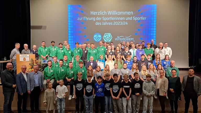 Zur diesjährigen Sportlerehrung am Montagabend in den Mainfrankensälen waren 154 Sporttreibende (23 Einzelpersonen und elf Mannschaften) zur gemeinsamen Ehrung von Gemeinde, Turngemeinde und Sportverein gemeldet worden, von denen aber nur viel weniger als die Hälfte kamen. Die Anwesenden versammelten sich vor Beginn der Sportlerehrung auf der Bühne für ein Erinnerungsfoto mit den Repräsentanten der Gemeinde und den beiden Vereinen.