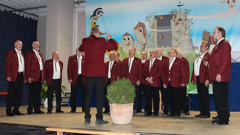 Zahlreiche Mitglieder wurden beim Ehrungsabend des FC Thüngen in der Werntalhalle ausgezeichnet.