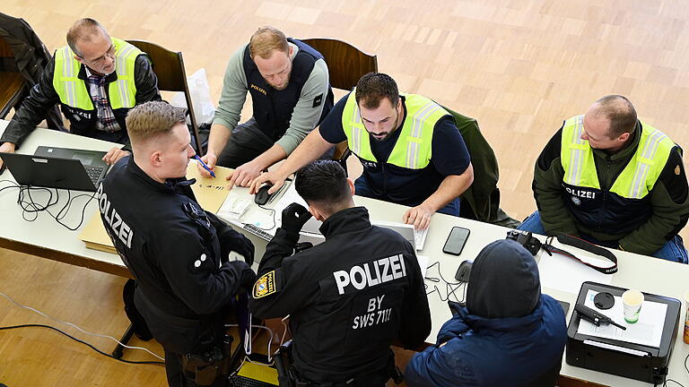 Polizeieinsatz Krumbach.jpeg       -  Im Krumbacher Stadtsaal wurden am Mittwoch mutmaßlich illegal in Deutschland arbeitende Personen von Spezialisten erkennungsdienstlich behandelt.