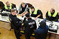 Polizeieinsatz Krumbach.jpeg       -  Im Krumbacher Stadtsaal wurden am Mittwoch mutmaßlich illegal in Deutschland arbeitende Personen von Spezialisten erkennungsdienstlich behandelt.