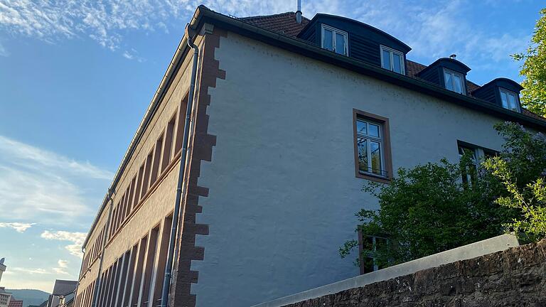 Im Kulturhaus befindet sich die Stadtbibliothek Gemünden.