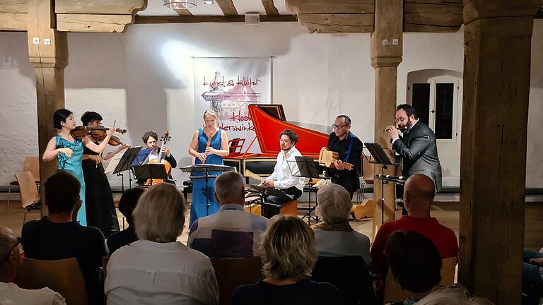 Die acht Musikerinnen und Musiker von 'Los Temperamentos' boten faszinierende Instrumental- und Sangeskunst im Kloster Wechterswinkel.