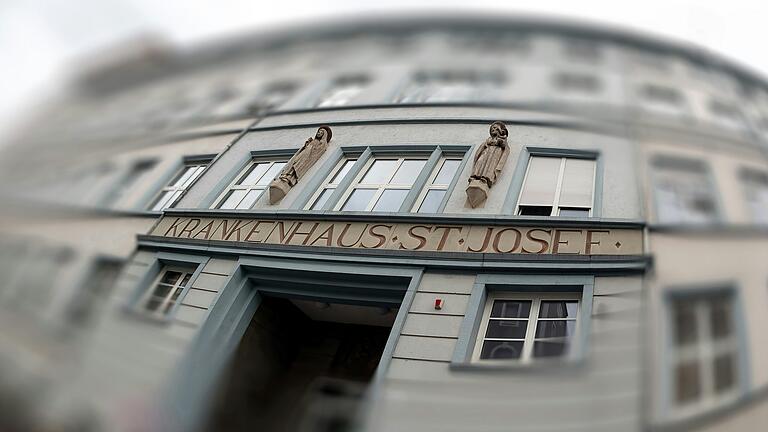 Das Krankenhaus St. Josef in Schweinfurt wird doch nicht zum Jahresende geschlossen. Nun will die Kongregation der Erlöserschwestern als Träger mit Klinikmanager und Berater Francesco de Meo zusammenzuarbeiten. Das Krankenhaus St. Josef in Schweinfurt wird doch nicht zum Jahresende geschlossen. Nun will die Kongregation der Erlöserschwestern als Träger mit Klinikmanager und Berater Francesco de Meo zusammenzuarbeiten.