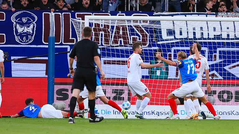 Holstein Kiel - 1. FC Heidenheim       -  Die Kieler jubeln über den ersten Bundesligasieg der Clubgeschichte.