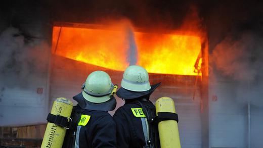 Millionenschaden entstand am frühen Dienstagmorgen (12.06.12) bei diesem Großbrand auf einem Bio-Bauernhof in Remlingen (Kreis Würzburg). Verletzt wurde niemand. Die Rauchschwaden zogen teilweise bis Würzburg. Die Anwohner mussten die Fenster geschlossen halten. Die Brandursache war zunächst nicht klar.