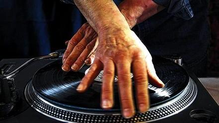 Plattenspieler: Kubal tritt auch als DJ auf, 10 000 Platten hat er immer dabei. Seine Musik ist handgemacht, ganz ohne Laptop.