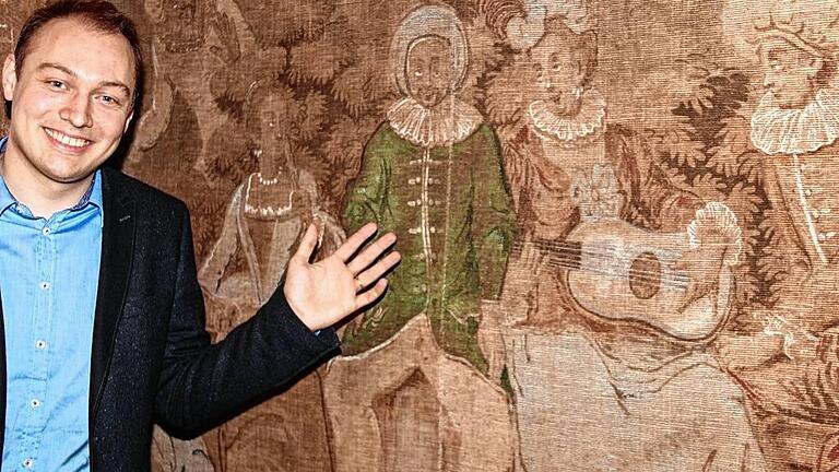 Aus der Commedia dell' Artel: Julius Goldmann weist auf Watteaus Motiv des „Zufriedenen Pierrots“ hin, das eine Wand im Festsaal des Marktheidenfelder Franck-Hauses ziert. Aus der Commedia dell' Artel: Julius Goldmann weist auf Watteaus Motiv des „Zufriedenen Pierrots“ hin, das eine Wand im Festsaal des Marktheidenfelder Franck-Hauses ziert.