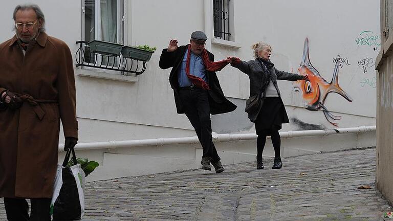 Ein Wunschfilm: &bdquo;Le Weekend&ldquo; im stattKino       -  Das &bdquo;stattKino&ldquo; im Keller des Weinhauses Mehling in der Lohrer Hauptstraße zeigt am Mittwoch, 5. Juli, einen Wunschfilm der Besucher: &bdquo;Le Weekend&ldquo; &ndash; eine verrückt-romantische Liebeskomödie mit mehreren doppelten Böden. Die Vorstellungen beginnen um 18 und 20 Uhr. Bei diesem Film treffen glückliche Umstände zusammen: Mit dem Schauspieler-Paar Lindsay Duncan und Jim Broadbent, dem genialen Team Roger Michell (Regisseur von &bdquo;Notting Hill&ldquo;) und Hanif Kureishi (Drehbuchautor von &bdquo;Mein wunderbarer Waschsalon&ldquo;) ist das eine von feinem englischen Humor geprägte Komödie. Dann kommt mit dem amerikanischen Star Jeff Goldblum als überkandideltem Bestsellerautor eine starke Prise &bdquo;Screwball&ldquo;-Komödie hinzu und schließlich legen die betagten Protagonisten wunderbare Tanzszenen hin.   Nach dem Kellerkino strebt nicht jeder nach Hause, sondern manche Besucher setzen sich danach bei einem Gläschen Wein zusammen und tauschen sich über Filme aus. Einem solchen Austausch ist es zu verdanken, dass dieser Film ins Programm aufgenommen wurde.  Zu &bdquo;Le Weekend&ldquo;  heißt es im Verleihtext: Nick und Meg, ein englisches Paar in den besten Jahren, reisen anlässlich ihres 30. Hochzeitstages  für ein Wochenende nach Paris. Nachdem ihre Kinder längst aus dem Haus sind, könnte ihre Ehe frischen Schwung vertragen. Die Erwartungen an das Flitterwochen-Revival sind hoch. Doch die Reise verläuft anders als geplant und dann taucht auch noch ein alter Bekannter auf, der ihr Leben völlig auf den Kopf stellt.