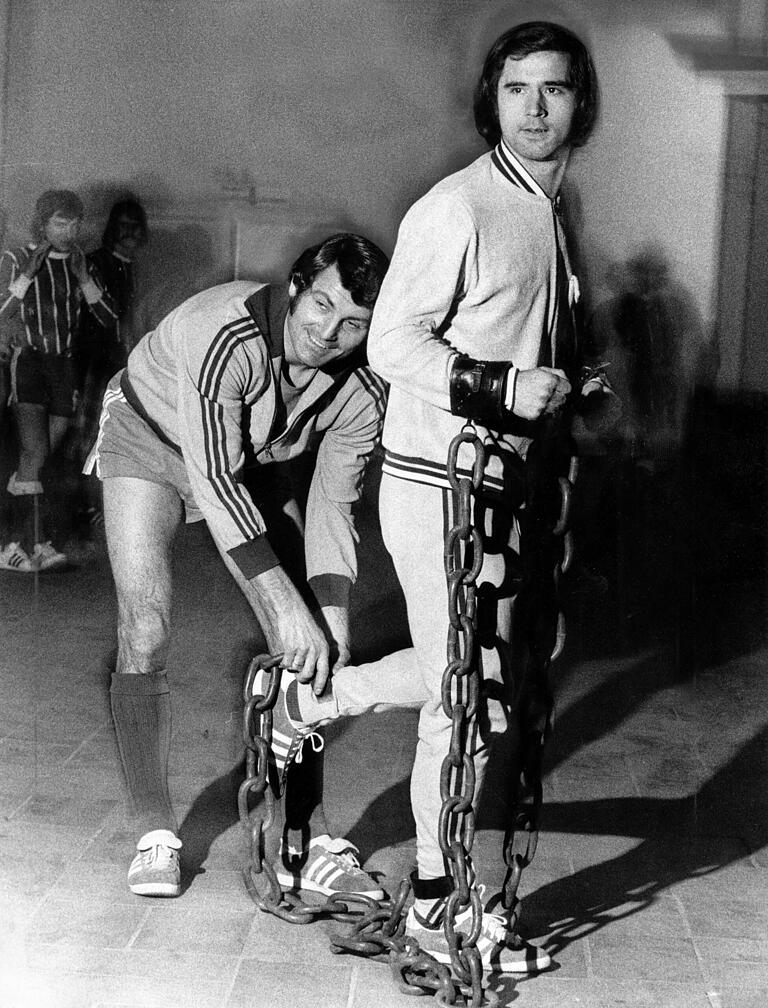 Der Verteidiger Luggi Müller, damals in Diensten von Hertha BSC, legt für dieses Bild FC-Bayern-Torjäger Gerd Müller in Ketten. Der Verteidiger Luggi Müller, damals in Diensten von Hertha BSC, legt für dieses Bild FC-Bayern-Torjäger Gerd Müller in Ketten.