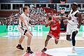 Im Halbfinale um die deutsche Meisterschaft treffen die Würzburg Baskets auf Bayern München. Hier ein Bild von der Liga-Partie am 14. April (vonl links Niels Giffey, Isaiah Washington und Isaac Bonga)