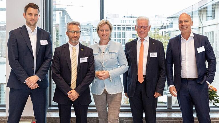 Die Keynote-Speaker im Bild: Philipp Heuermann (Ginkgo Bioworks), Shai Melcer (Leiter des nationalen Bio-Konvergenzprogramms Israel), Nicole Hoffmeister-Kraut (Ministerin für Wirtschaft, Arbeit und Wohnungsbau des Landes Baden-Württemberg) sowie Manfred Wittenstein (Wittenstein Stiftung) und Thomas Bauernhansl (Fraunhofer IPA).