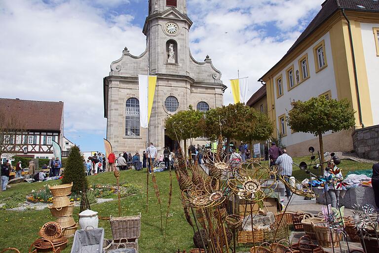 Im Schatten der mächtigen Pfarrkirche St. Sebastian fand am Ostermontag der gut besuchte 38. Ostermarkt Prölsdorf statt. Im Schatten der mächtigen Pfarrkirche St. Sebastian fand am Ostermontag der gut besuchte 38. Ostermarkt Prölsdorf statt. 
