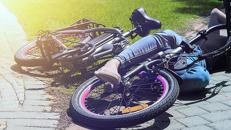 A woman fell with her bicycle in the park - Trotz eines höheren Unfallrisikos erfreuen sich Fahrräder mit Hilfsmotor zunehmender Beliebtheit. A woman fell with her bicycle in the park - Trotz eines höheren Unfallrisikos erfreuen sich Fahrräder mit Hilfsmotor zunehmender Beliebtheit.