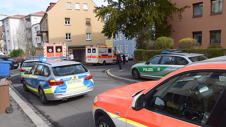 In der Würzburger Handgasse hat am Mittwochvormittag ein Autofahrer mit einem geklauten Bäckerei-Laster einige Fahrzeuge beschädigt. Es gab vier Leichtverletzte.