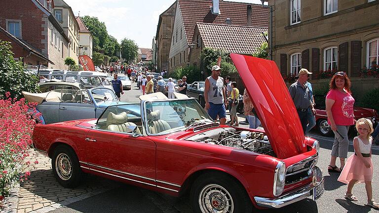 Auch ein Blick unter die Motorhaube war an Fronleichnam in Gnodstadt möglich. Dort war Dorffest und Oldtimertreffen, das Tausende Besucher anlockte.