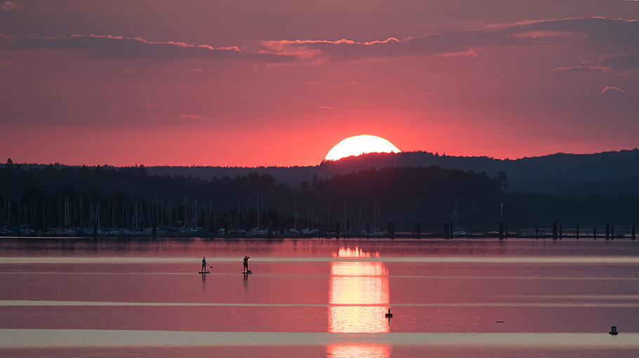 Stehpaddler auf dem Brombachsee       -  So schön ist der Sonnenuntergang über dem Brommbachsee bei Pleinfeld.