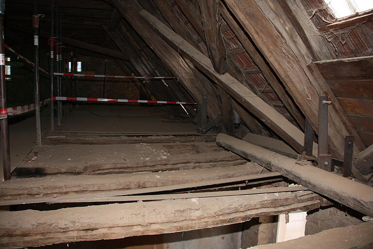 Der zweigeschossige Dachboden samt Dachstuhl wird ebenfalls saniert. Dort entstehen Wohnraum und ein Atelier. Der zweigeschossige Dachboden samt Dachstuhl wird ebenfalls saniert. Dort entstehen Wohnraum und ein Atelier.