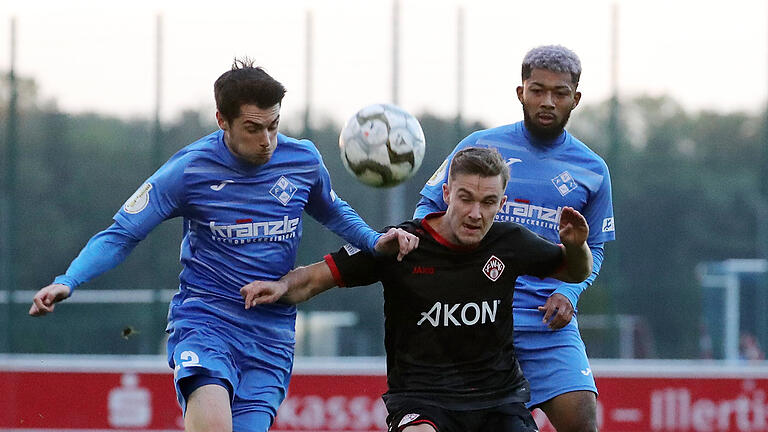 Fussball, Regionalliga Bayern, FV Illertissen - FC Würzburger Kickers - Können die Würzburger Kickers gegen den FV Illertissen den vierten Pflichtspielsieg in Folge feiern? Im Bild von links: Maurice Strobel (FV Illertissen), Maximilian Zaiser (FC Würzburger Kickers), Kento Teranuma (FV Illertissen) Fussball, Regionalliga Bayern, FV Illertissen - FC Würzburger Kickers - Können die Würzburger Kickers gegen den FV Illertissen den vierten Pflichtspielsieg in Folge feiern? Im Bild von links: Maurice Strobel (FV Illertissen), Maximilian Zaiser (FC Würzburger Kickers), Kento Teranuma (FV Illertissen)