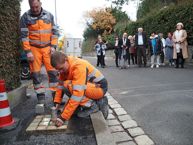 Rund 30 Besucher nahmen an der Gedenkfeier und der Verlegung der Stolpersteine teil. Rund 30 Besucher nahmen an der Gedenkfeier und der Verlegung der Stolpersteine teil.