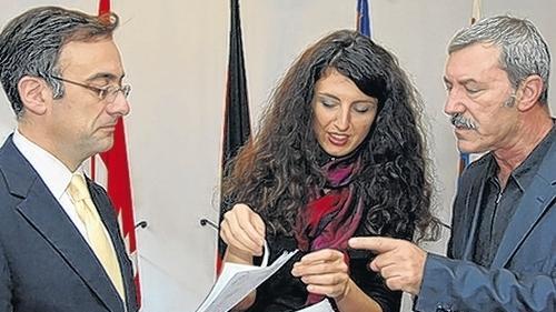 Immer schön durchzählen: Kulturreferent Muchtar Al Ghusain (links), Ornella Calvano und Stadtrat Antonino Pecoraro bei der Übergabe der 2500 Unterschriften für ein neues Programmkino. Immer schön durchzählen: Kulturreferent Muchtar Al Ghusain (links), Ornella Calvano und Stadtrat Antonino Pecoraro bei der Übergabe der 2500 Unterschriften für ein neues Programmkino.