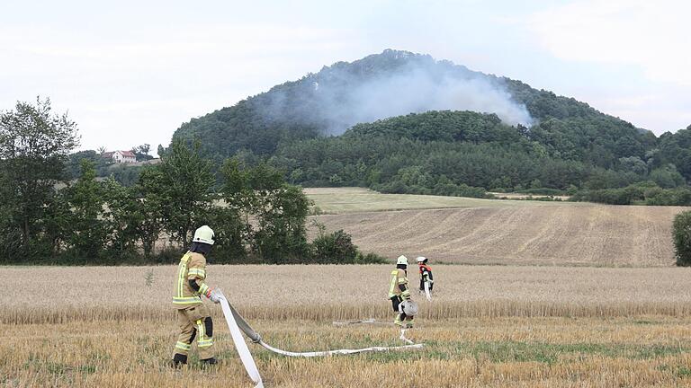 Das im Volksmund 'Geisterhaus' genannte leerstehende frühere Wohnhaus auf der Hohen Wann bei Zeil wurde 2015 ein Raub der Flammen. Dass nicht noch größere Schäden wie ein drohender Waldbrand eintraten, war dem Einsatz der Luftbeobachter zu verdanken, die den Löscheinsatz koordinierten.