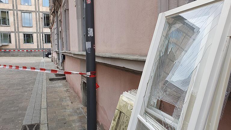 Die zerbrochenen Fenster sollen in den kommenden Tagen ausgebaut werden. Bis dahin müssen die Bewohnerinnen und Bewohner ohne Fenster leben. Die zerbrochenen Fenster sollen in den kommenden Tagen ausgebaut werden. Bis dahin müssen die Bewohnerinnen und Bewohner ohne Fenster leben.