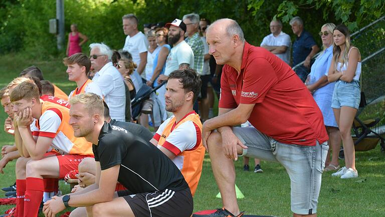 In zivil wird man Martin Halbig (rechts) künftig öfters sehen, denn der 58-Jährige will nach dieser Saison seine Trainer-Karriere beenden.  Als Co-Trainer wird Tobias Bold (vorne) dem FC Fuchsstadt erhalten bleiben. Unsere Aufnahme entstand im Jul...       -  In zivil wird man Martin Halbig (rechts) künftig öfters sehen, denn der 58-Jährige will nach dieser Saison seine Trainer-Karriere beenden.  Als Co-Trainer wird Tobias Bold (vorne) dem FC Fuchsstadt erhalten bleiben. Unsere Aufnahme entstand im Juli bei einem Vorbereitungsspiel des Landesligisten auf dem Sportgelände des SV Machtilshausen.