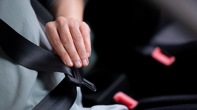 Gurtpflicht       -  Bei Fahrten mit Schrittgeschwindigkeit, etwa beim Rückwärtsfahren oder auf Parkplätzen, gilt die Anschnallpflicht nicht.