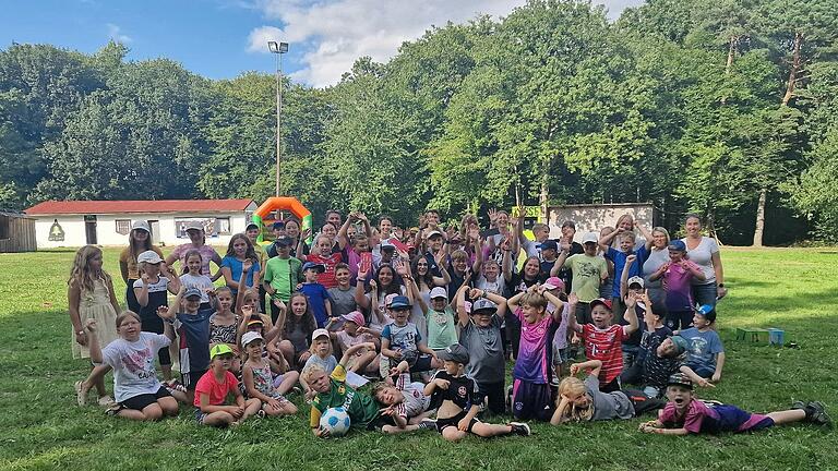 Auf dem Foto die Kinder des Ferienprogramms mit Betreuern.