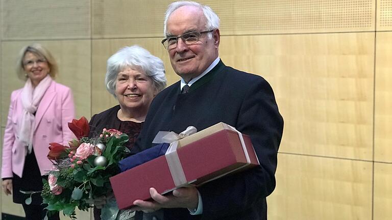 Während der Sitzung des Kitzinger Kreistags in Wiesentheid hat Landrätin Tamara Bischof (links) Kreisheimatpfleger Karl-Heinz Wolbert aus Willanzheim verabschiedet. Mit im Bild ist dessen Ehefrau Ilse Wolbert zu sehen.