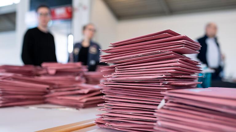 Ab sofort können die Wahlberechtigten in Bayern per Brief abstimmen. Ausgezählt werden die Briefwahlstimmen aber erst am 8. Oktober. (Symbolbild)