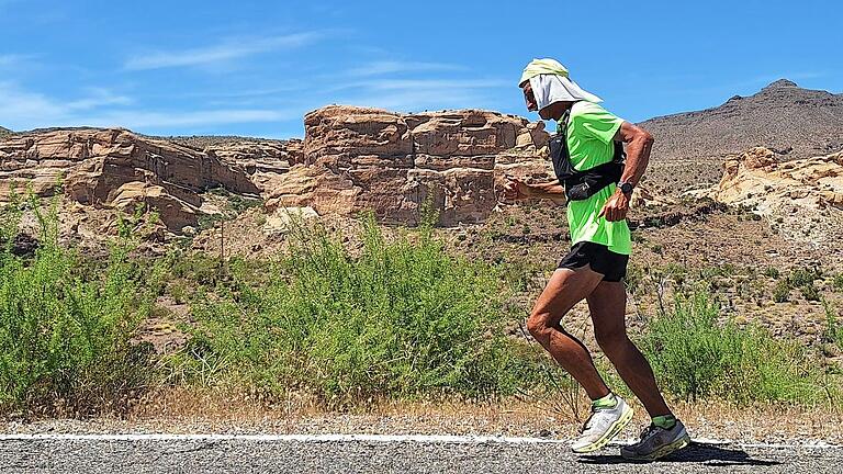 Hubert Karl unterwegs auf der Route 66. Bei den Wüstenetappen durch New Mexico und Arizona packte sich der Zeiler Ultraläufer Eis zwischen Handtuch und Mütze, um seinen Puls möglichst niedrig zu halten.