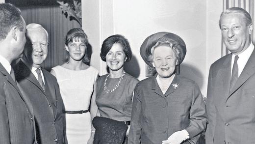 Mitte der 1960-er Jahre zu Gast bei den Dehnhardts in Bad Kissingen: Im Bild (von links) Dr. Helmut Göbig, Bundespräsident Heinrich Lübke, eine Freundin der Familie, Marina Dehnhardt, Wilhelmine Lübke und Hans-Georg Dehnhardt. Mitte der 1960-er Jahre zu Gast bei den Dehnhardts in Bad Kissingen: Im Bild (von links) Dr. Helmut Göbig, Bundespräsident Heinrich Lübke, eine Freundin der Familie, Marina Dehnhardt, Wilhelmine Lübke und Hans-Georg Dehnhardt.