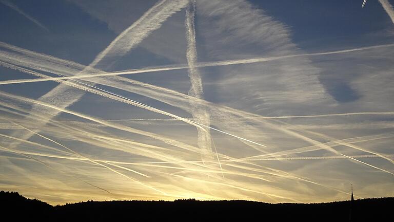 Dieses Bild mit rund 20 Kondensstreifen großer Flugzeuge über Lohr hat Dieter Daus im September 2018 von Sendelbach aus aufgenommen.