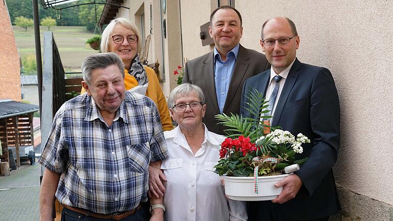 Zur Goldenen Hochzeit von Erich und Irene Hartmann aus Frickenhausen gratulierten der dritte Bürgermeister Frank Vetter (rechts) sowie Ortssprecher Bernd May hinten, Zweiter von rechts) und Isolde Faulstich von der Sparkasse (hinten links).