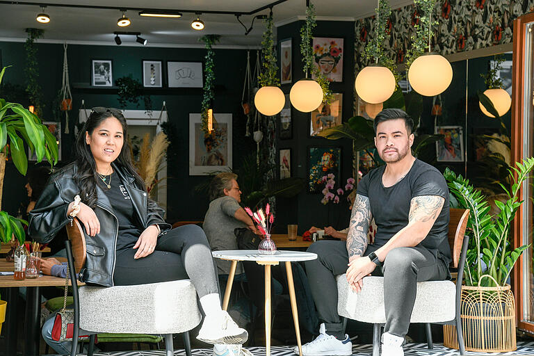 Das Café Eden hat vor Kurzem neu in der Sanderstraße eröffnet. Phuong Nguyen (links) und Thai Nguyen betreiben das Café mit zwei weiteren Personen.