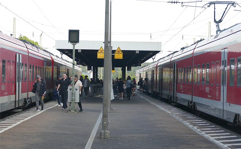 In Kitzingen begegneten sich am 26. Mai um 21 Uhr die beiden bis auf Weiteres letzten Reisezüge zwischen Rottendorf und Neustadt/Aisch.