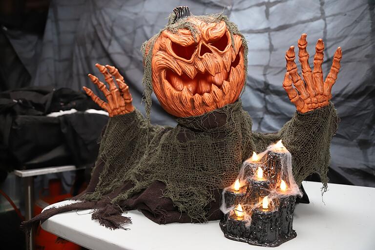 Im 'Reich der Toten' tauchen auch Horror-Kürbisse auf. Viele Dekoration für ihr Grusel-Labyrinth, wie zum Beispiel den Kerzenleuchter, fertigt Liane Kirbye selbst in mühevoller Kleinarbeit an.